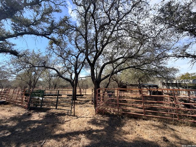 1140 County Road 765, Moore, TX 78057