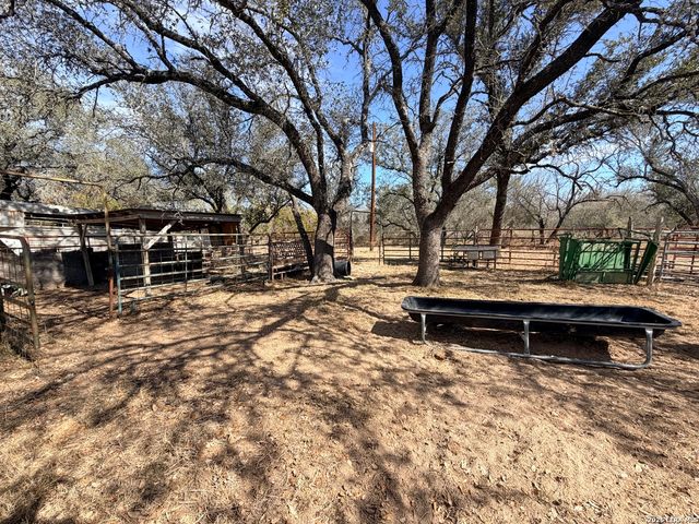 1140 County Road 765, Moore, TX 78057