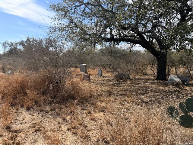 1140 County Road 765, Moore, TX 78057