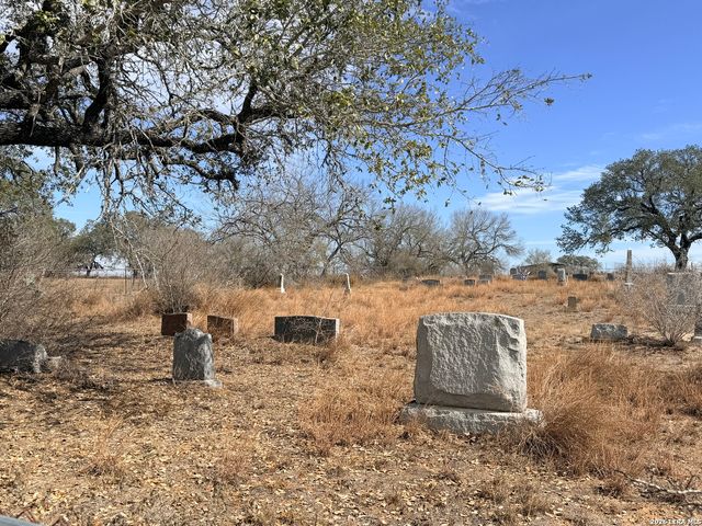 1140 County Road 765, Moore, TX 78057