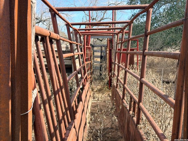 1140 County Road 765, Moore, TX 78057