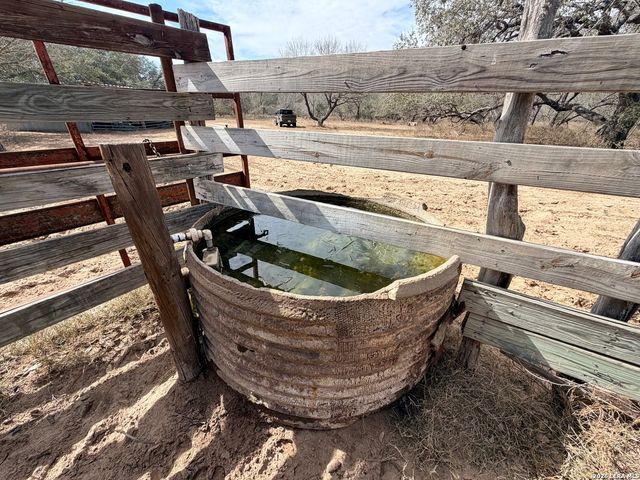 1140 County Road 765, Moore, TX 78057