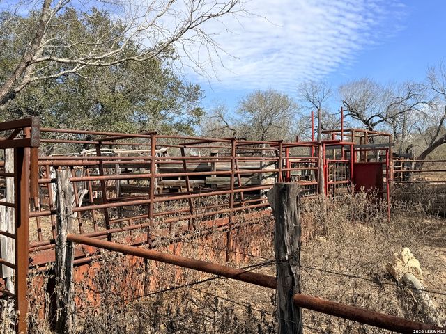 1140 County Road 765, Moore, TX 78057