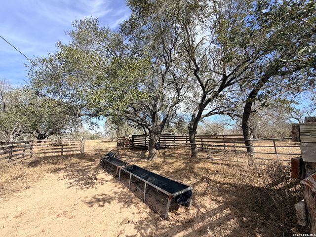 1140 County Road 765, Moore, TX 78057