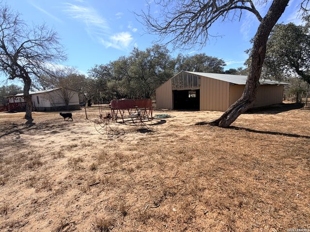 1140 County Road 765, Moore, TX 78057