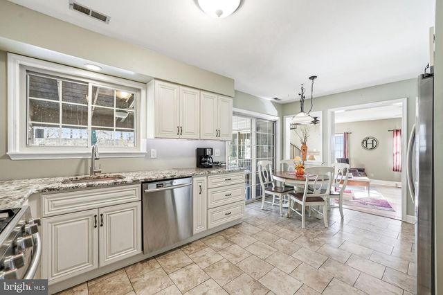 51 LINDEN DR, Blackwood, NJ 08012