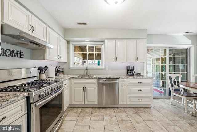 51 LINDEN DR, Blackwood, NJ 08012