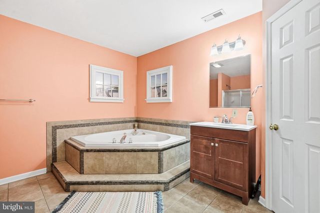 51 LINDEN DR, Blackwood, NJ 08012