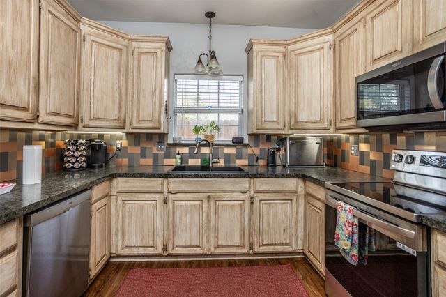 908 Wheeler Creek Drive, Gainesville, TX 76240