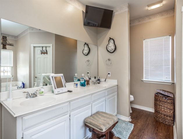 908 Wheeler Creek Drive, Gainesville, TX 76240