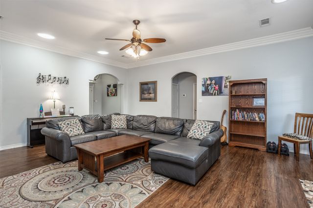 908 Wheeler Creek Drive, Gainesville, TX 76240