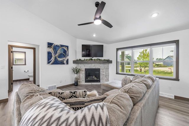 7542 HIGHLAND MEADOW COURT, Pulaski, WI 54162
