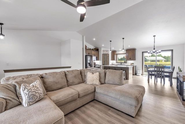 7542 HIGHLAND MEADOW COURT, Pulaski, WI 54162