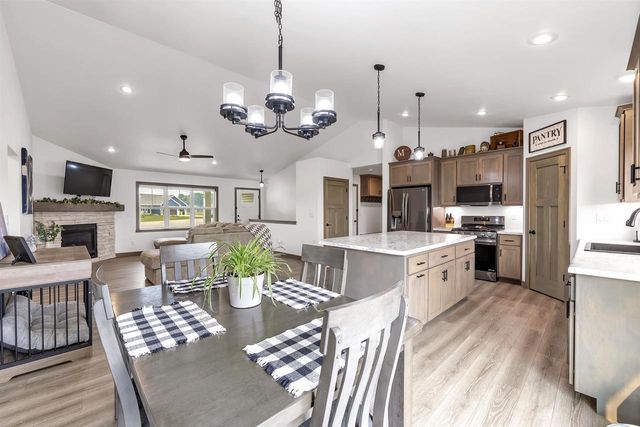 7542 HIGHLAND MEADOW COURT, Pulaski, WI 54162