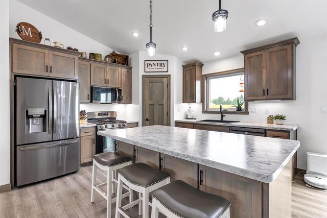 7542 HIGHLAND MEADOW COURT, Pulaski, WI 54162