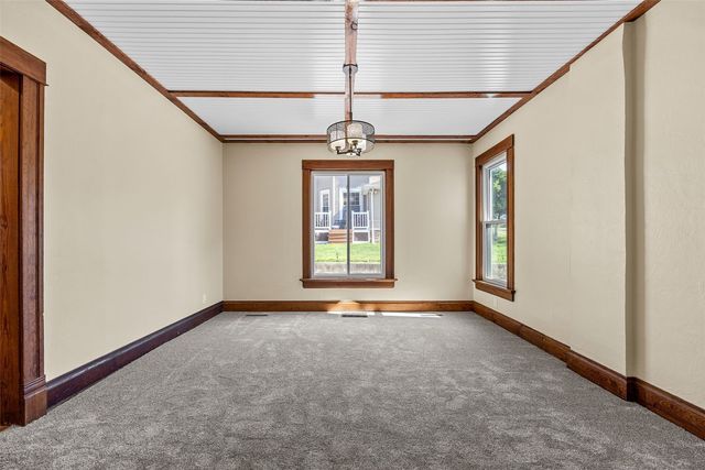 1806 8th Ave, Belle Plaine, IA 52208