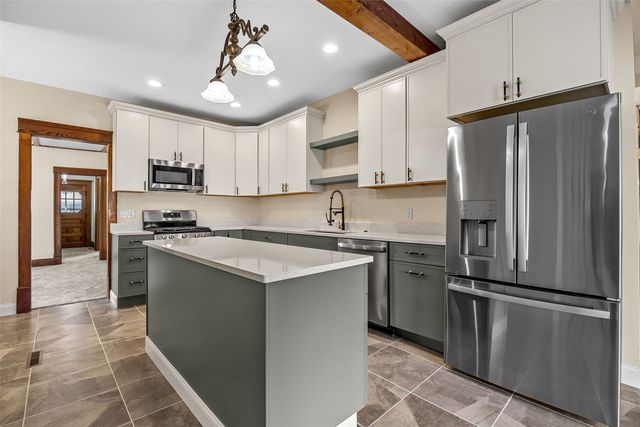 1806 8th Ave, Belle Plaine, IA 52208
