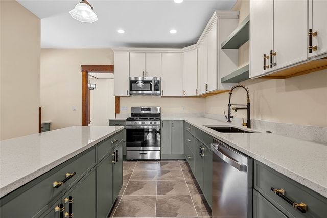 1806 8th Ave, Belle Plaine, IA 52208