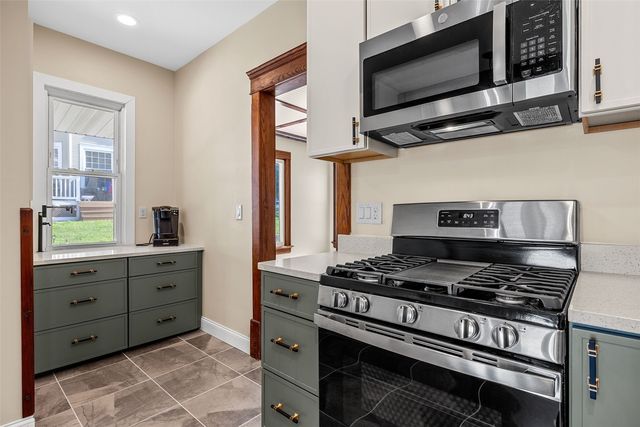 1806 8th Ave, Belle Plaine, IA 52208