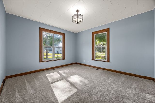 1806 8th Ave, Belle Plaine, IA 52208