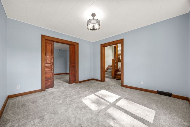 1806 8th Ave, Belle Plaine, IA 52208
