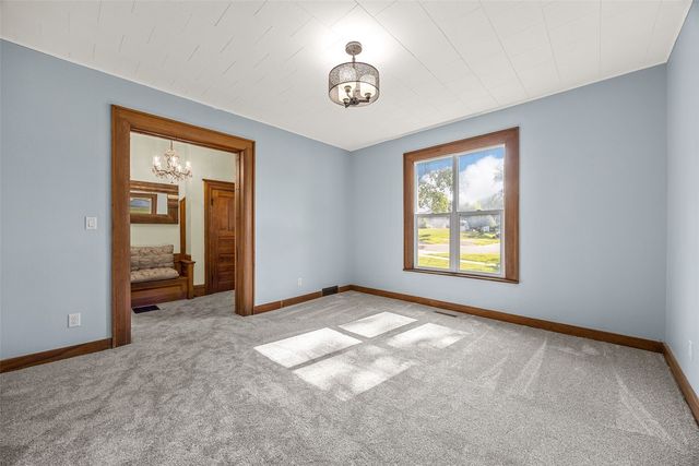 1806 8th Ave, Belle Plaine, IA 52208