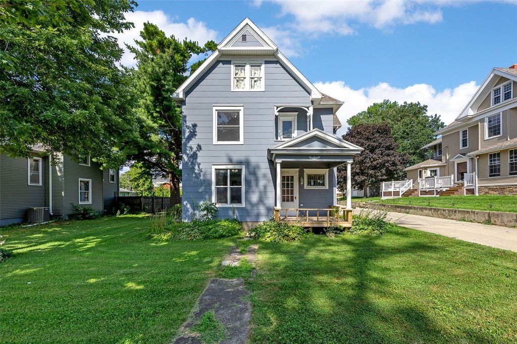 1806 8th Ave, Belle Plaine, IA 52208