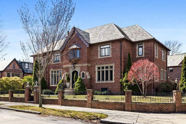 98 Carlton St, Brookline, MA 02446