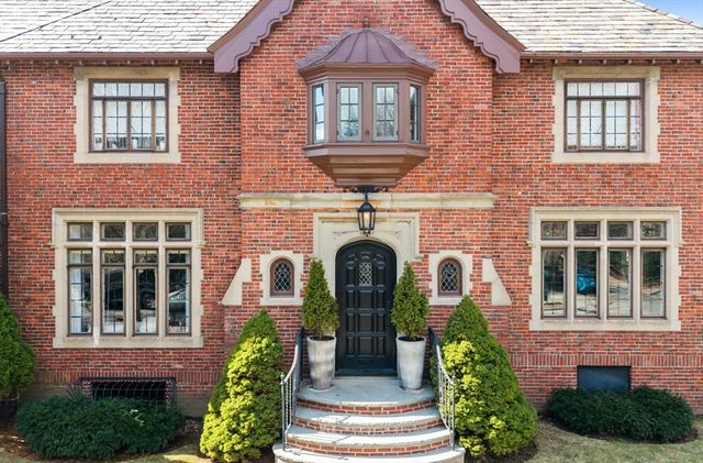 98 Carlton St, Brookline, MA 02446