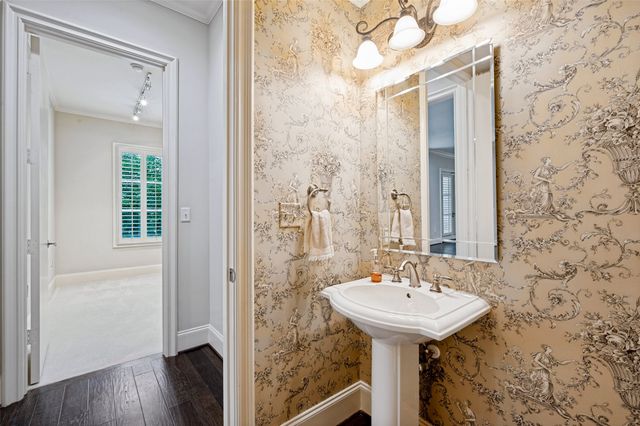 8505 Edgemere Road 202, Dallas, TX 75225