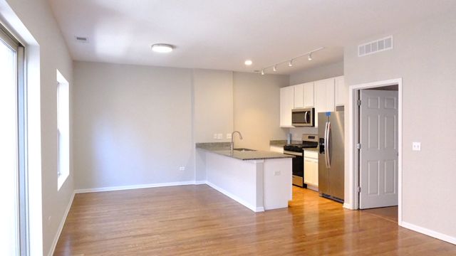 347 E 25TH Place 2E, Chicago, IL 60616