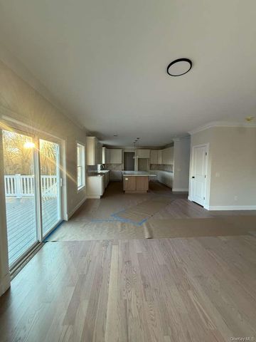 44 Elder Avenue, Farmingville, NY 11738