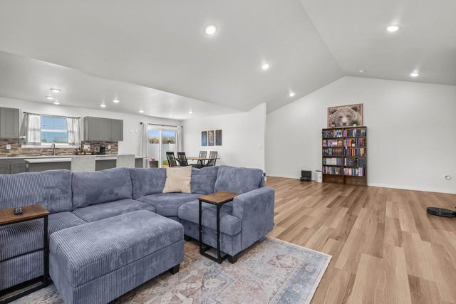 512 Downing St, Surrey, ND 58785