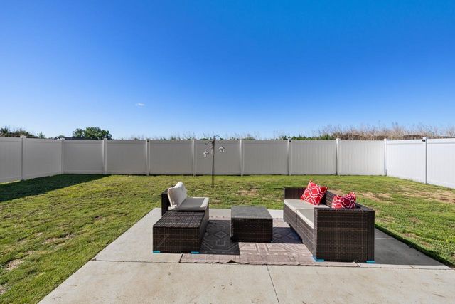 512 Downing St, Surrey, ND 58785