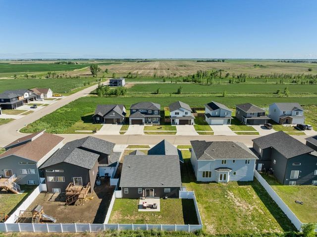 512 Downing St, Surrey, ND 58785