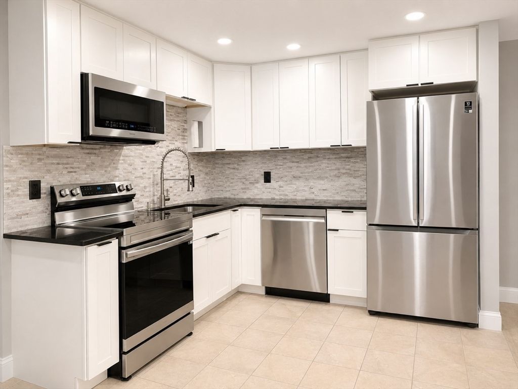 39 Randolph Dr 39, Tewksbury, MA 01876
