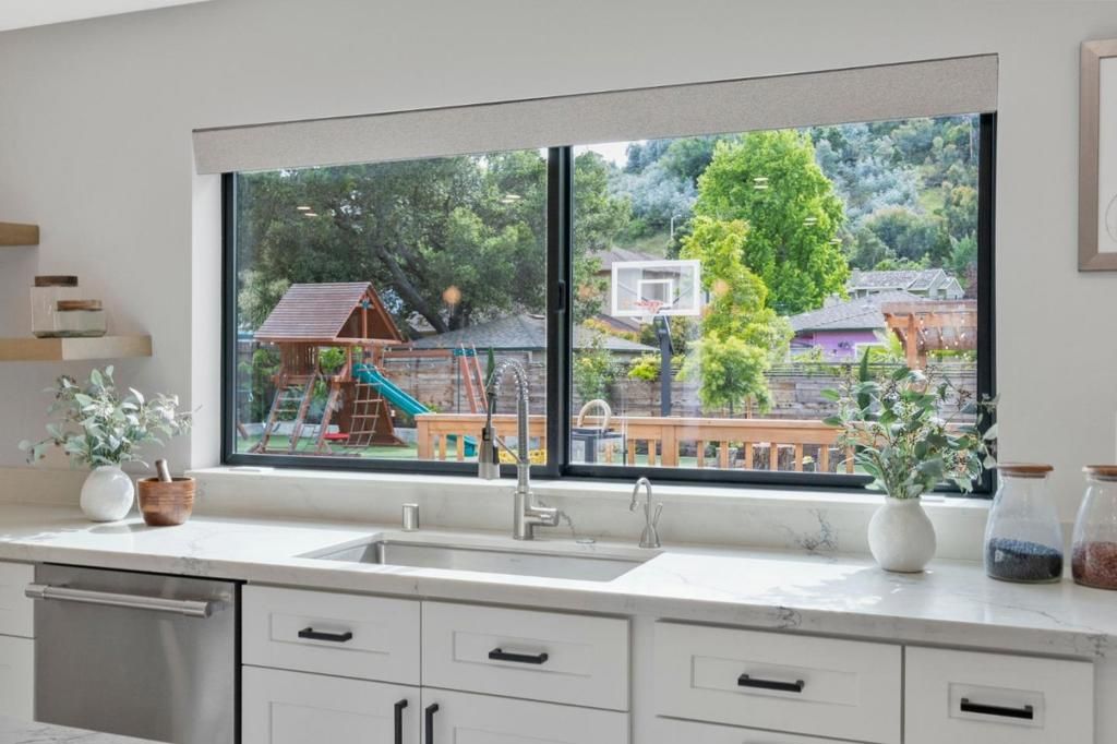 Image 11 of property listing at 754 Cordilleras Avenue, San Carlos, CA 94070