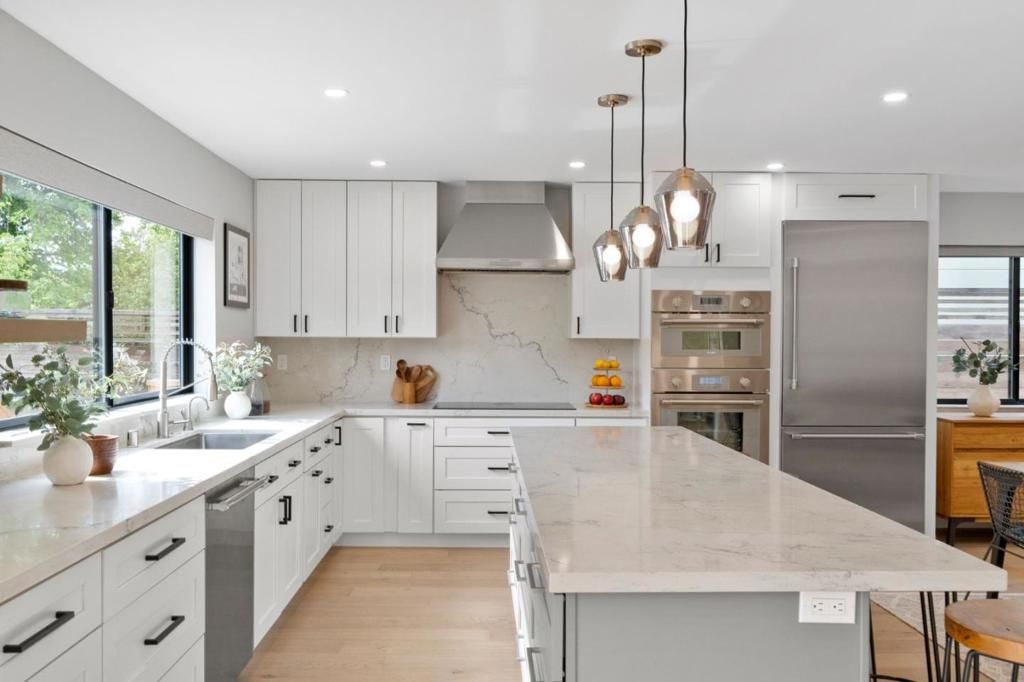 Image 12 of property listing at 754 Cordilleras Avenue, San Carlos, CA 94070