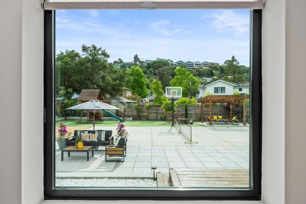 Image 13 of property listing at 754 Cordilleras Avenue, San Carlos, CA 94070