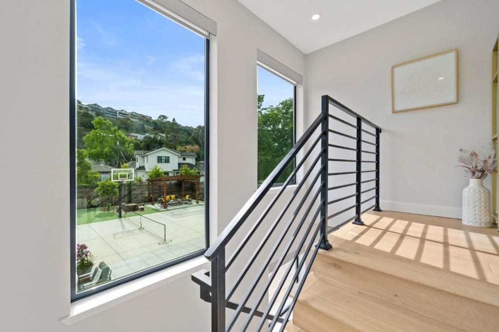 Image 14 of property listing at 754 Cordilleras Avenue, San Carlos, CA 94070