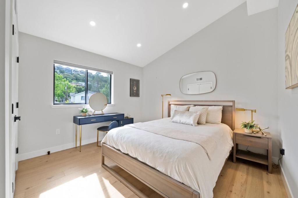 Image 19 of property listing at 754 Cordilleras Avenue, San Carlos, CA 94070