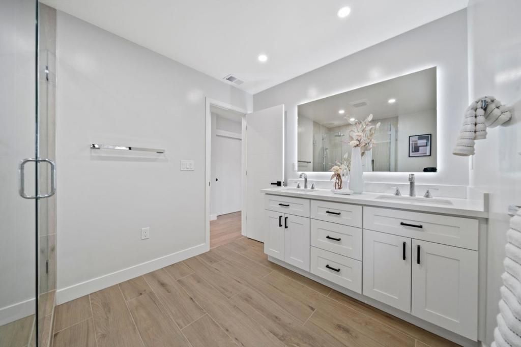 Image 22 of property listing at 754 Cordilleras Avenue, San Carlos, CA 94070