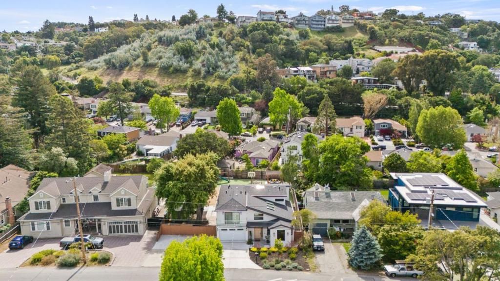 Image 36 of property listing at 754 Cordilleras Avenue, San Carlos, CA 94070