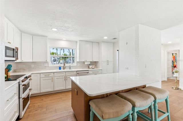 6950 GRANDE VISTA WAY S, St Petersburg, FL 33707