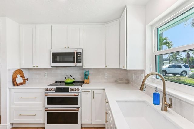 6950 GRANDE VISTA WAY S, St Petersburg, FL 33707