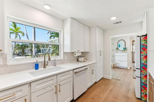 6950 GRANDE VISTA WAY S, St Petersburg, FL 33707