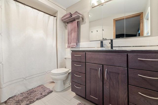 N7W31376 Cambridge COURT, Delafield, WI 53018