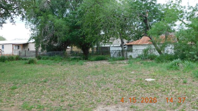 609 4TH ST, Pleasanton, TX 78064
