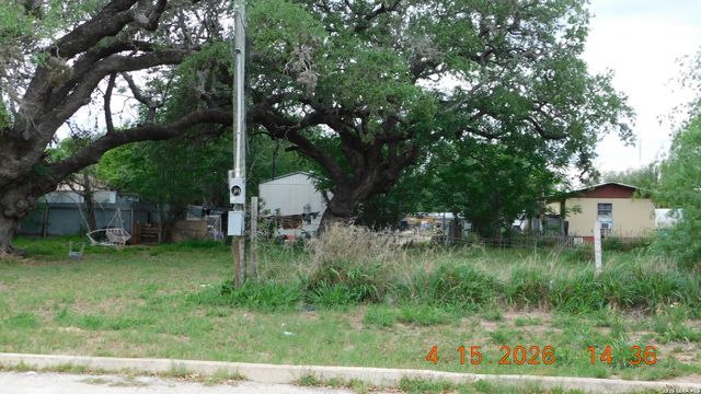 609 4TH ST, Pleasanton, TX 78064