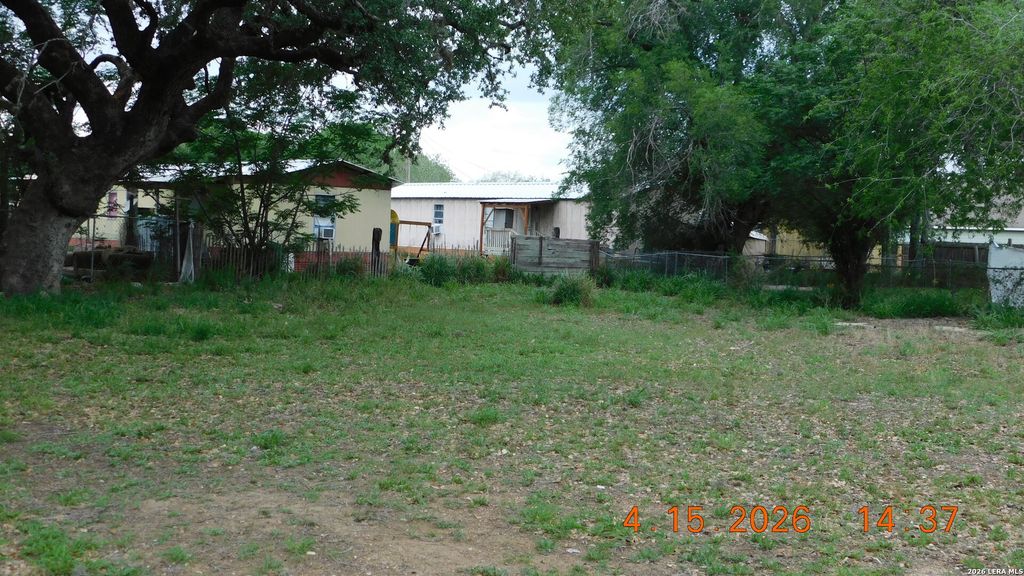 609 4TH ST, Pleasanton, TX 78064